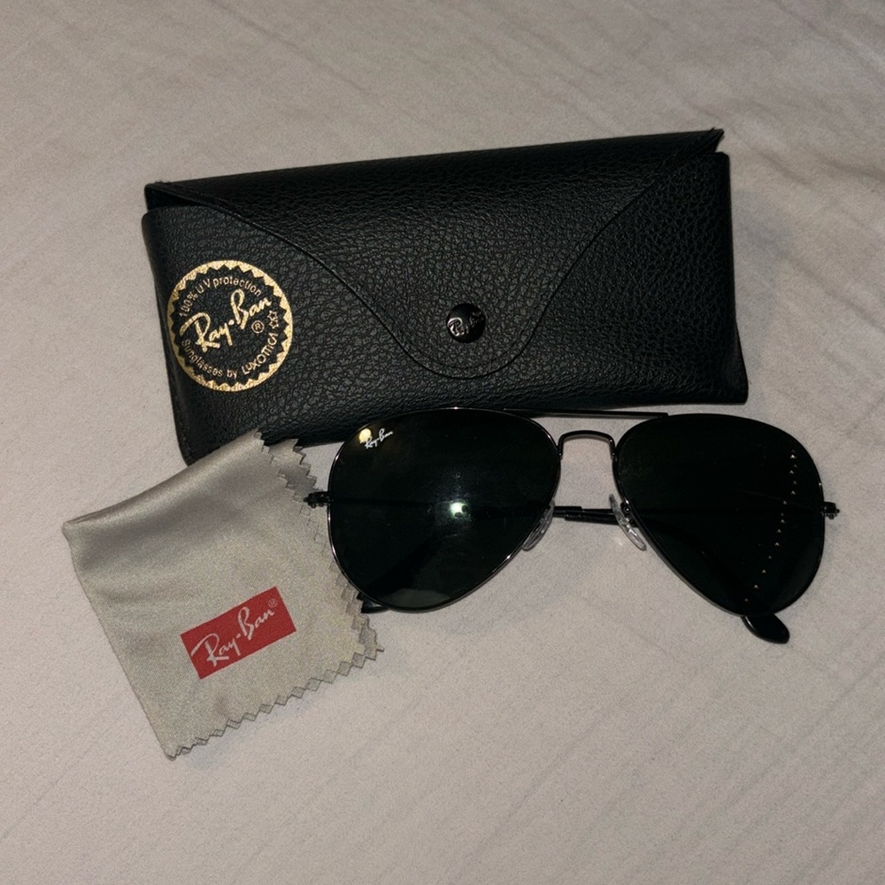 Black aviator Ray Bans